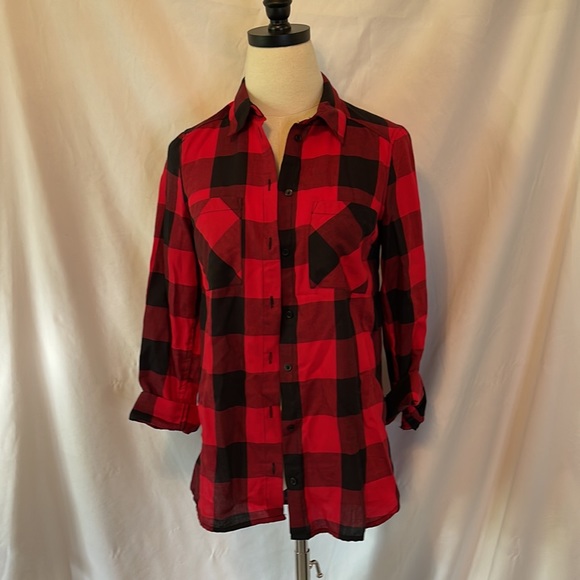 H&M Red and black plaid button down shirt - Picture 2 of 5